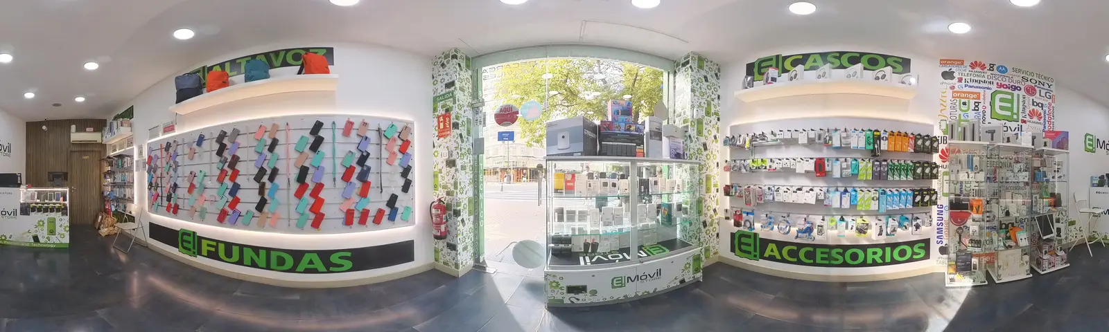 Interior de la tienda E! Móvil Store Valencia Centro: pared de fundas, accesorios, cascos y escaparate